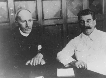 El dirigente soviético Iósif Stalin con el escritor francés Romain Rolland, Moscú, URSS, 28 de junio de 1935