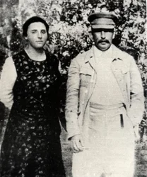 El líder soviético Iósif Stalin con su segunda esposa Nadezhda Allilúyeva, finales de la década de 1920