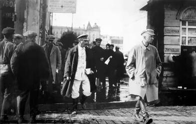 El líder soviético Iósif Stalin escoltado por agentes secretos del GRU, finales de la década de 1920