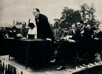 Hablando en las Fábricas de Municiones de Enfield, 1917, 1945