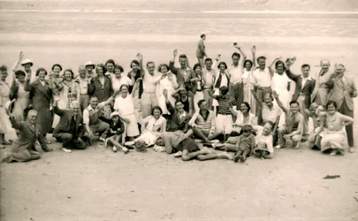 Día de deportes para la fiesta del Hotel Gloucester en la playa La Publente, Jersey, 1938