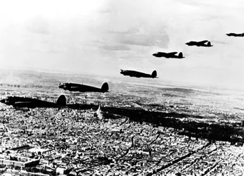 Escuadrón de bombarderos alemanes Heinkel He 111 volando sobre París ocupado, julio de 1940