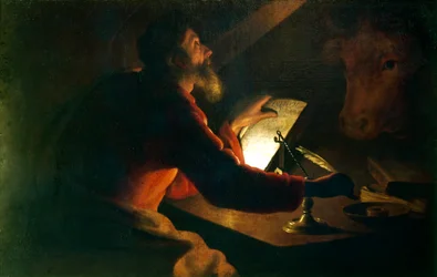 San Lucas el Evangelista escribiendo su Evangelio observado por su símbolo, un buey