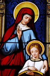 Vidriera en la catedral de Saint-Louis: María enseñada por su madre Ana, Blois, Francia