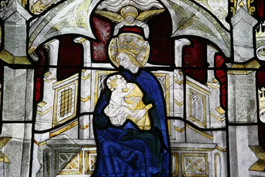 Vidriera en la Colegiata Notre-Dame des Marais: Virgen y niño Villefranche-sur-Saone Francia