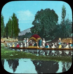 Barcaza estatal en el Canal del Manzano, India, finales del siglo XIX o principios del siglo XX
