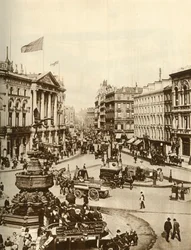 Estatua de Eros en Piccadilly Circus, Londres, c1910, 1935