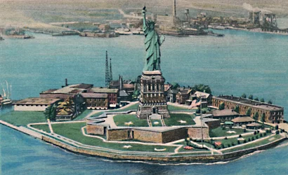 Estatua de la Libertad en la isla de Bedloe en el puerto de Nueva York, Nueva York, c. 1940s