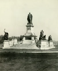 Estatua de Lord Curzon en la Entrada del Salón Memorial Victoria, 1925