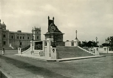 Estatua de la Reina Victoria frente al Victoria Memorial Hall, 1925