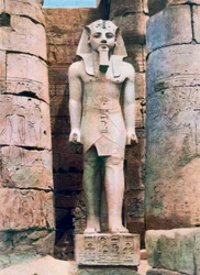 Estatua de Ramsés II, Luxor, Egipto, siglo XX