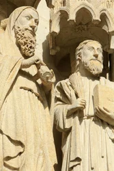 Estatuas en el derrame y la pared lateral izquierda del portal central: de derecha a izquierda, apóstoles: Santiago el Menor y Santo Tomás. Catedral de Amiens, Amiens, Francia
