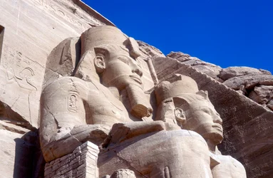 Estatuas de Ramsés II, frente al templo principal, Abu Simbel, Egipto, principios del siglo XIII a.C.