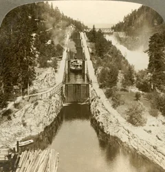 Barco de vapor subiendo una colina junto a la cascada Vrang, por esclusas en Bandak-Nordsjo, Noruega, c1905