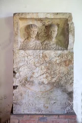 Estela, Lucio Ostillio Siro, siglo I
