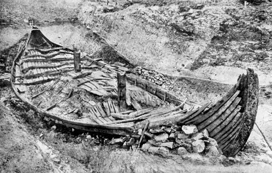 Vista de popa del barco vikingo Oseberg después de meses de excavación, Noruega, c. 1904-1905