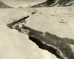 Corriente de agua en el medio del glaciar Ferrar en pleno verano, c. 1908, 1909