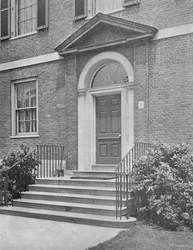 Puerta de la calle a la casa de la Sra. WK Vanderbilt, Ciudad de Nueva York, 1924