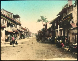 Calle en Rangún, Birmania, finales del siglo XIX o principios del XX