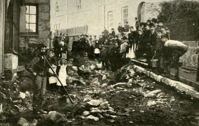 Calle en St. Ives después de una visita de una inundación, 1901