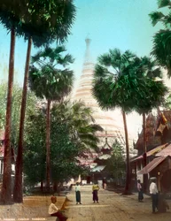 Calle hacia la Pagoda Shwedagon, Rangún, Birmania, finales del siglo XIX o principios del XX