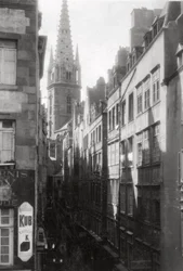 Escena de calle, mostrando la aguja de la catedral, St Malo, Bretaña, Francia, siglo XX