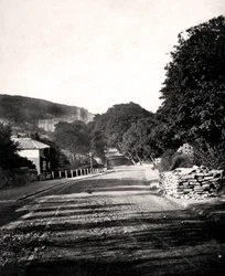 Calle a través de un valle en Hastings, Sussex, principios del siglo XX