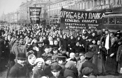 Trabajadores en huelga de Putilov en el primer día de la Revolución de Febrero, San Petersburgo, Rusia, 1917