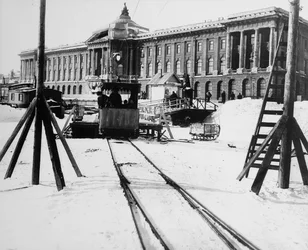 Estación de tren suburbano frente a la Academia de Artes, San Petersburgo, Rusia, c. 1896-c. 1898