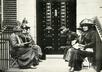 Sufragistas esperando en la puerta de la casa de Sir Edward Carson en Londres, 6 de abril de 1914, 1947