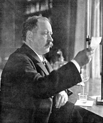 Svante Arrhenius 1859-1927, físico y químico sueco en su laboratorio, 1909