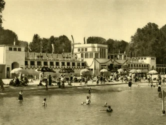 Nadando en el lago Traunsee, Gmunden, Alta Austria, c. 1935