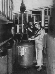 Sacando una mina submarina de los almacenes, 1914