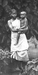 Mujer tamul, que lleva a su hijo de la manera habitual en la cadera, 1926
