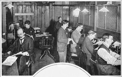 Sala de cinta y telégrafo del periódico Daily Express, Londres, c. 1900-1903
