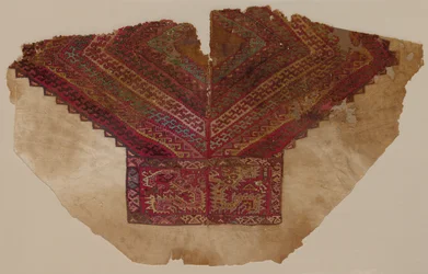 Yugo tejido en tapiz de una túnica, 800-1200