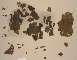 Fragmentos de taqueté con leones alados en medallones, 899-1160
