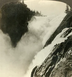 Esplendor magnífico de las poderosas cataratas Riukan, donde comienza su caída de 800 pies, Noruega, c1905