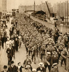 Territoriales del campamento de verano - Terriers marchando fácilmente sobre el Puente de Westminster, 1914-1918, 1933