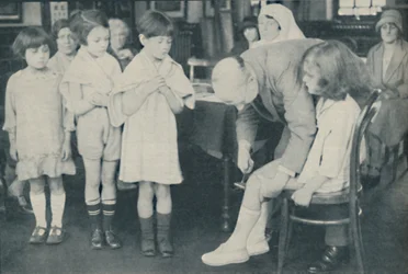 Prueba del reflejo rotuliano para indicación de enfermedad nerviosa, c1935