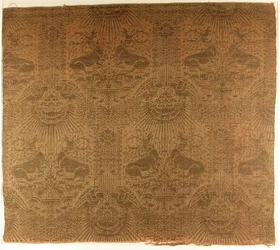 Fragmento textil con ciervos recostados, águilas, nubes y rayos de sol, italiano, 1390s