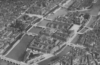 La antigua isla corazón de París con sus nueve puentes vista desde el aire, c1935