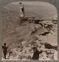El Arno. Dragomán de pie sobre una roca, c1900