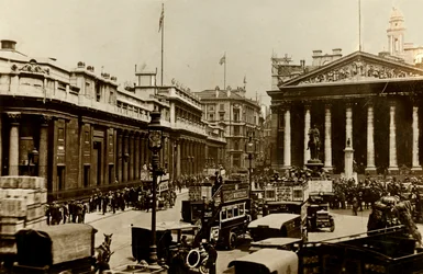 El Banco de Inglaterra y el Royal Exchange, Londres, c1910