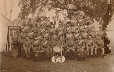 La banda del batallón del Primer Batallón, El Regimiento Real de West Kent de la Reina. Poona, India