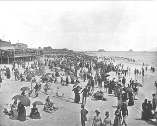 La playa en Atlantic City, Nueva Jersey, EE.UU., c. 1900