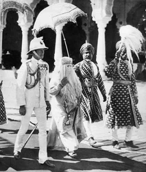 La Begum de Bhopal escolta al Príncipe de Gales al Salón Durbar, India, 1921