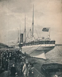El castillo de Braemar rumbo al Cabo, con tropas, c1900