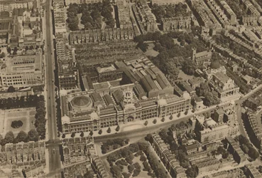 La cámara captura una vista de South Kensington desde un avión de vuelo bajo, c1935