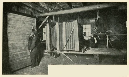 La cámara en el taller - Mostrando el tamaño del portaplacas, 1901